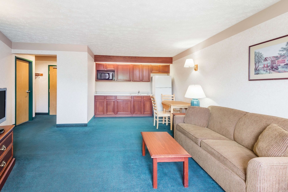 Suite, 1 King Bed - Photo 2