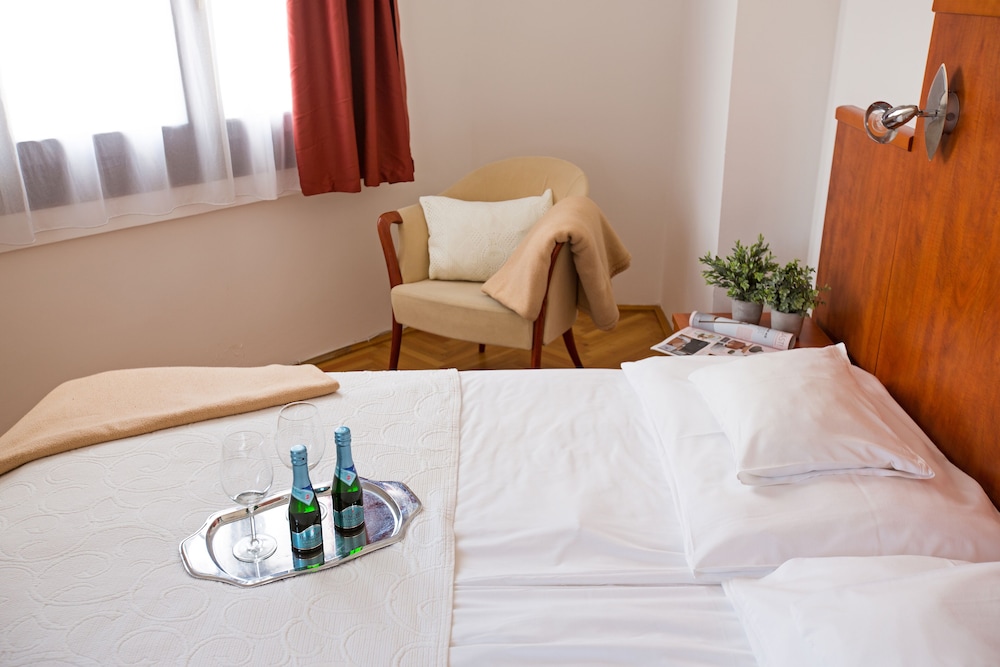 Basic Double or Twin Room - Photo 4