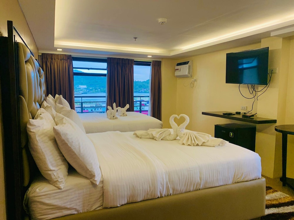 Suite - Photo 1