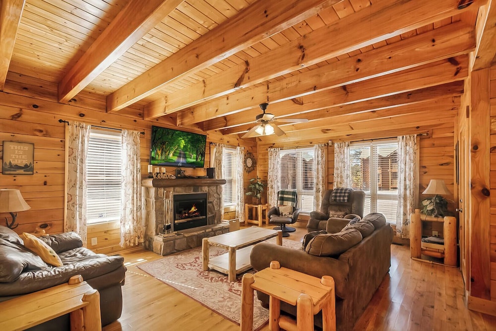 House, Multiple Beds, Hot Tub, Mountain View (Center of Attention)