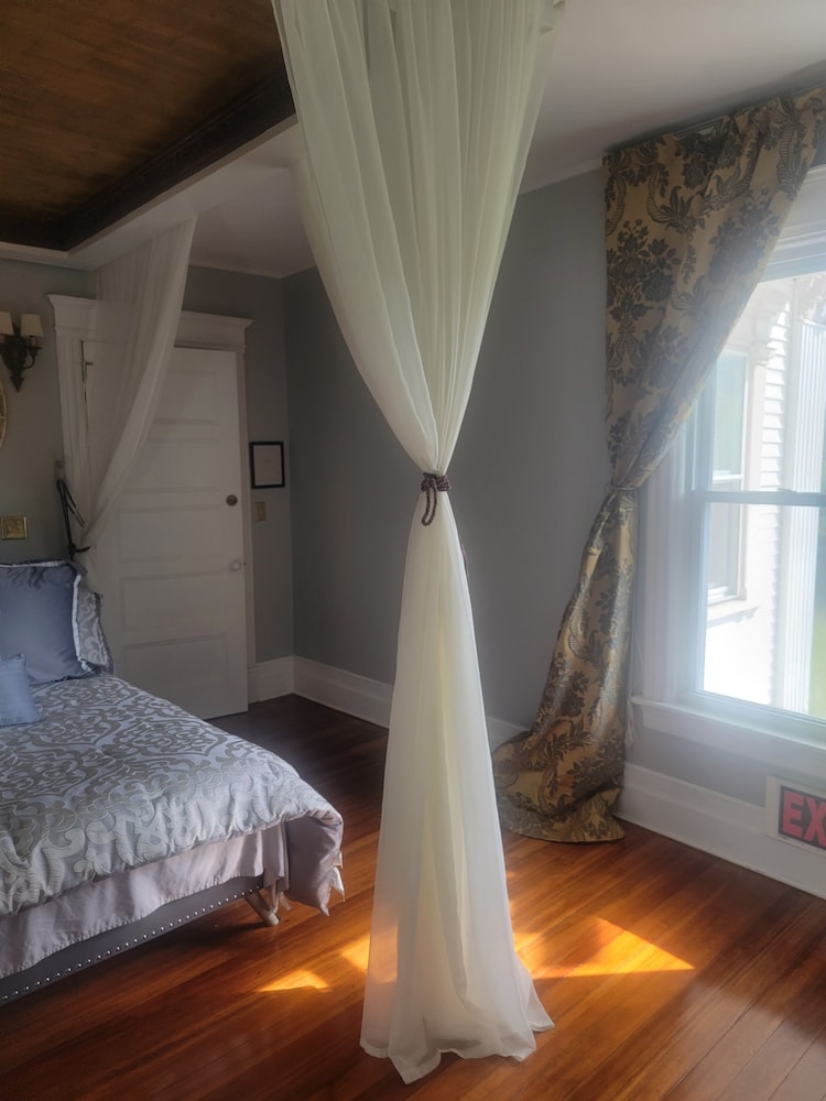 Burgundy Plum Room with shared bath photo 3