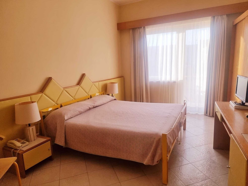 Yellow Room photo 2