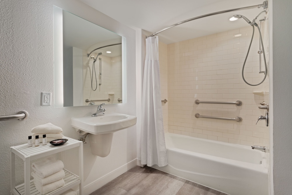 Standard Room, 1 King Bed, Mobility Accessible (Accessible Tub) - Photo 5