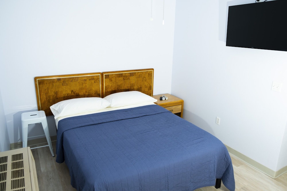 Deluxe Studio Suite, 1 Queen Bed, Kitchen, Pet Friendly photo 1