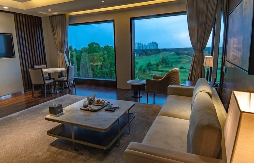 Luxury Suite, 1 King Bed, Golf View photo 3