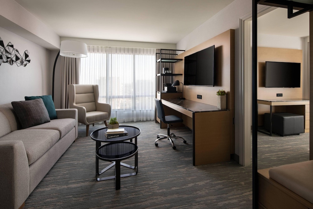 Executive Suite, 1 King Bed with Sofa bed, City View (Corner)
