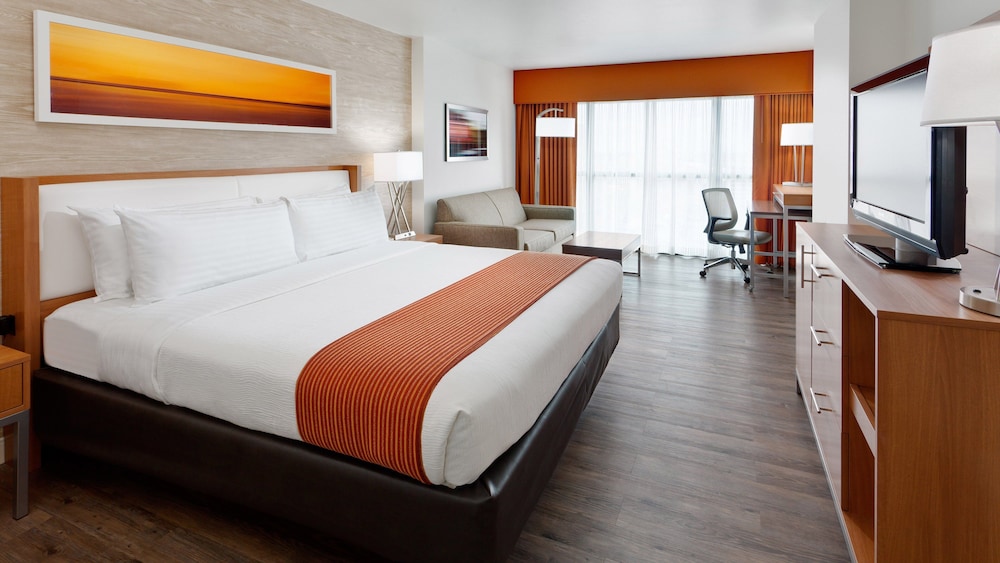 Premium Room, 1 King Bed with Sofa bed (High Floor) - Photo 1