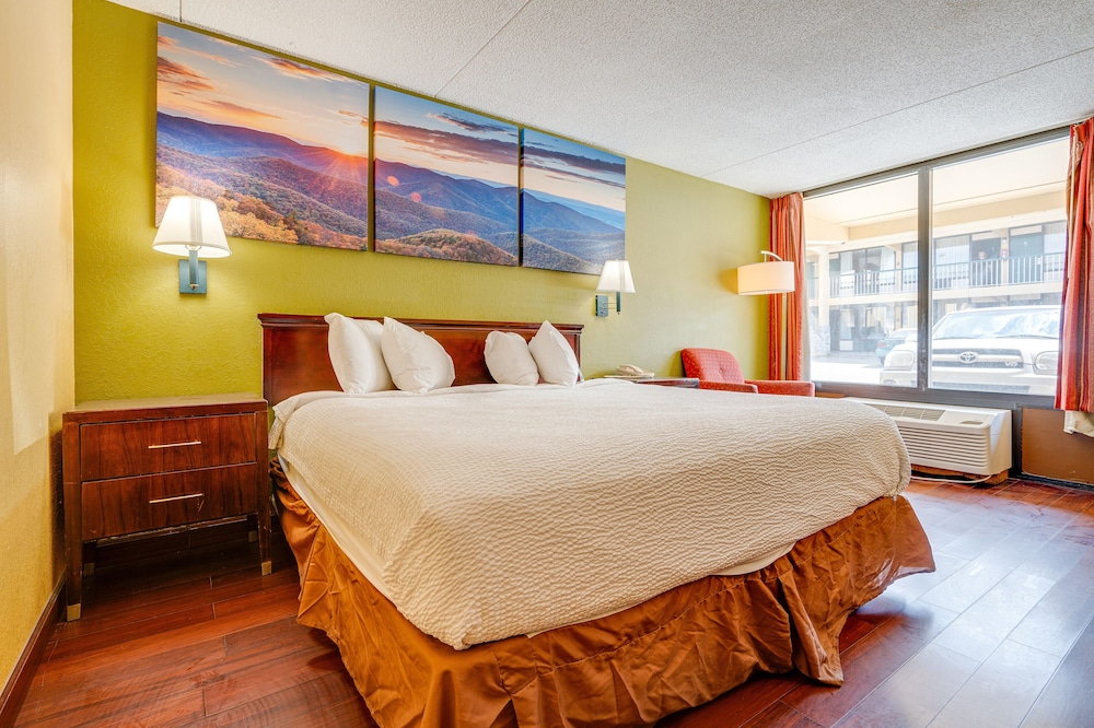 Standard Room, 1 King Bed, Non Smoking - Photo 13