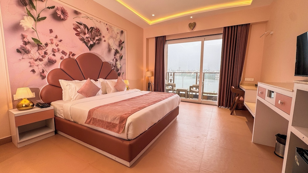Luxury Lake View Room with Balcony