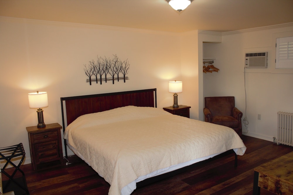 Standard Room, 1 King Bed, Non Smoking, Mountain View photo 1