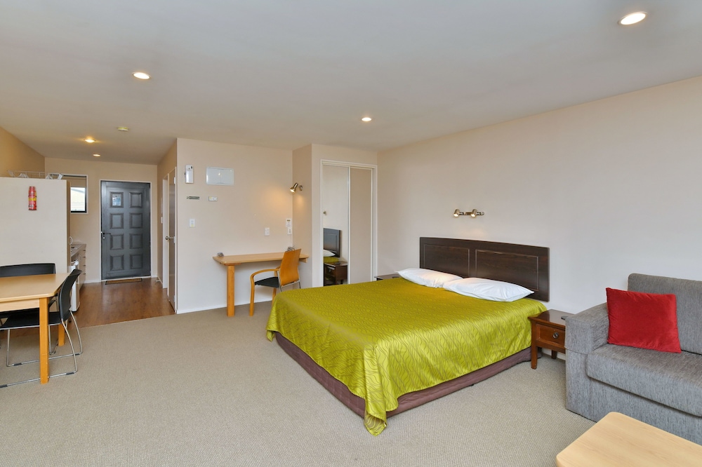 Luxury Studio, 1 King Bed, Accessible