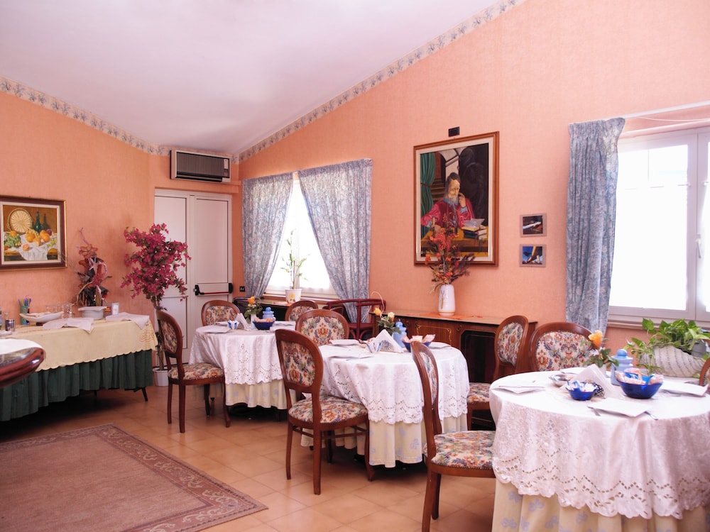 Single Room (french bed )