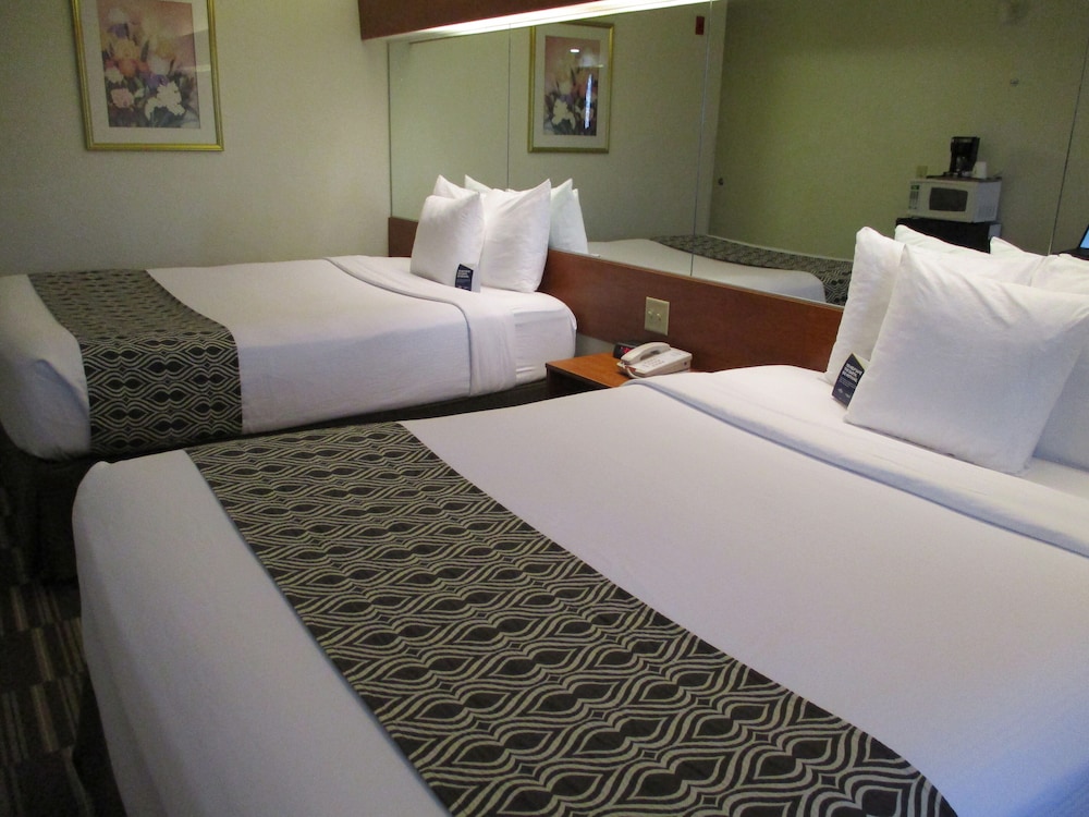 Standard Room, 2 Queen Beds - Photo 2