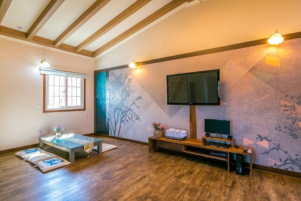 Room (Beach-dong 301) - Photo 5