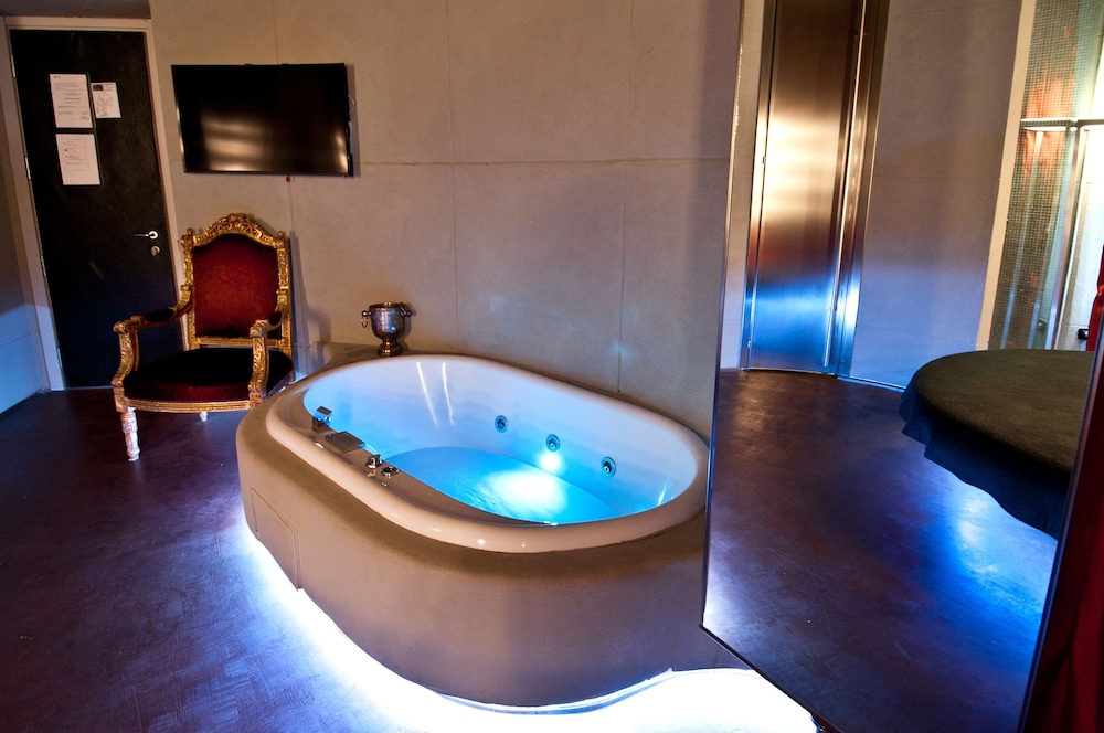 Honeymoon Suite photo 3