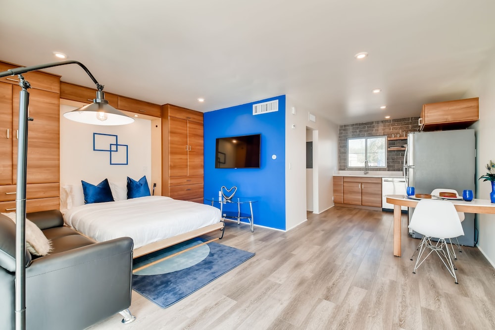 117: The Savvy Sapphire Studio~Walk To Downtown Phoenix!