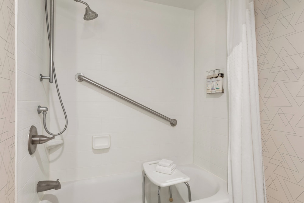 Standard Room, 1 Queen Bed, Accessible (Communication, Accessible Tub) - Photo 3