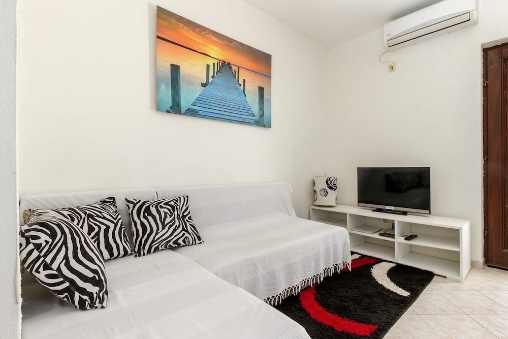 Apartment (Jurica - 300 m from sea - A2 Roko(2+1)