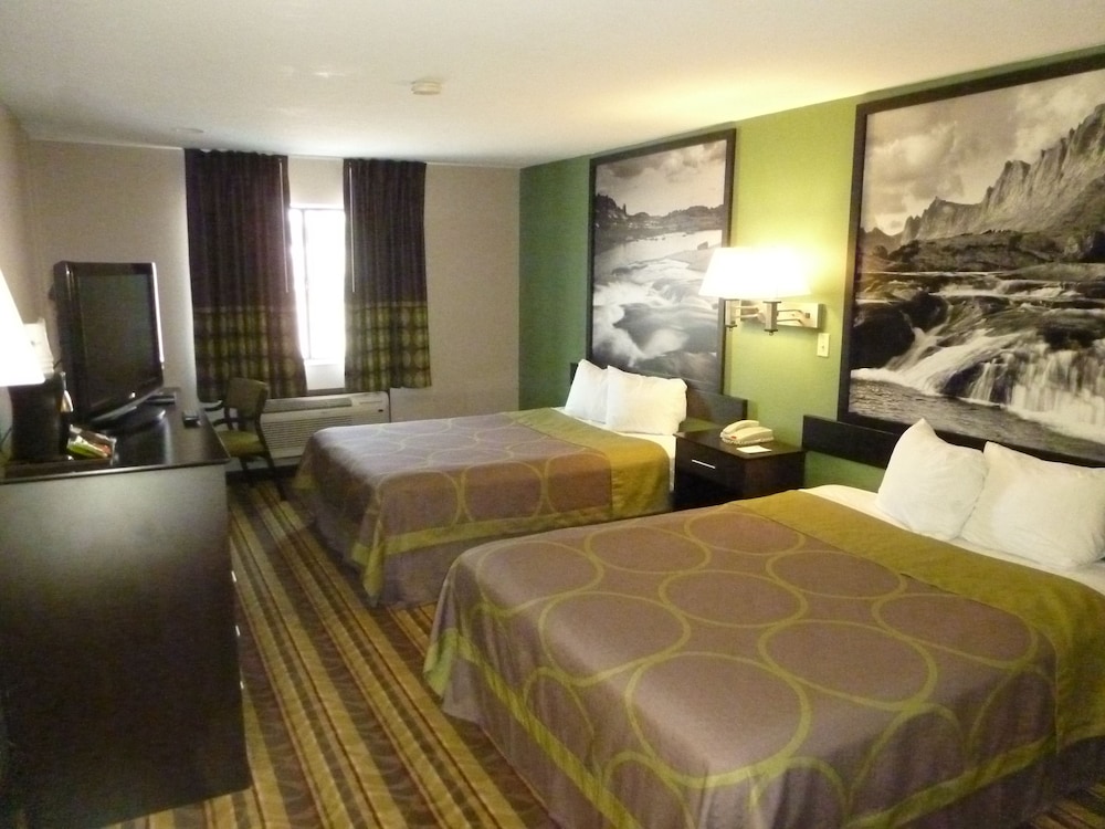 Room, 2 Queen Beds, Non Smoking, Microwave - Photo 3