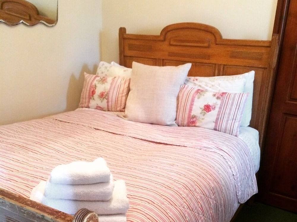 Basic Double Room, Ensuite (Small Double-Room 4) photo 3