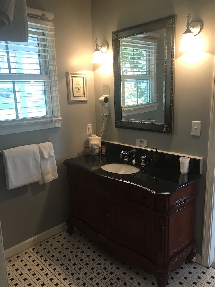 Honeymoon Cottage, 1 King Bed, Hot Tub, Mountain View photo 3