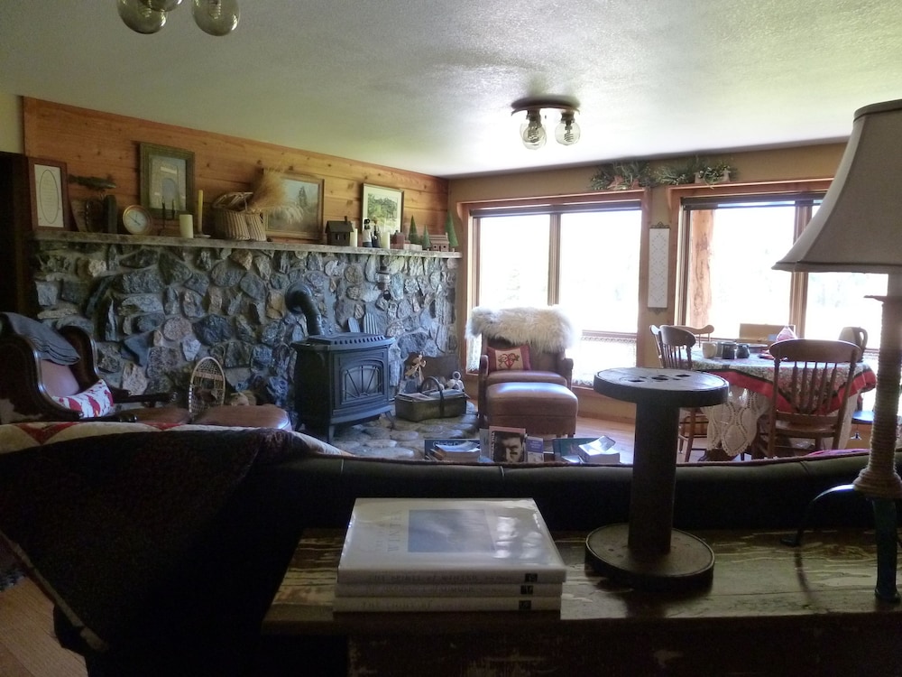 Deluxe Room, 1 Queen Bed, Refrigerator & Microwave, River View photo 3