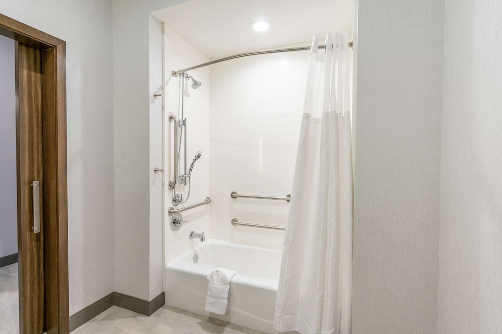 Room, 2 Queen Beds, Accessible, Bathtub (Hearing) - Photo 2
