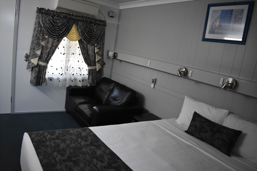 Deluxe Room, 1 Queen Bed, Non Smoking photo 3