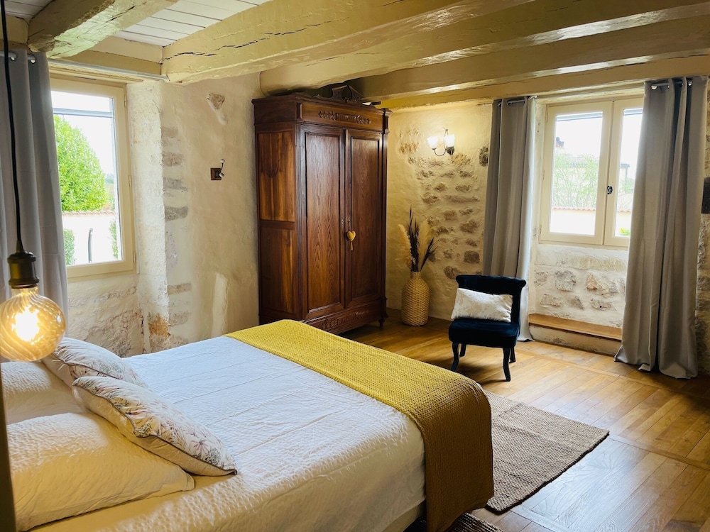 Superior Double Room, Ensuite, Pool View photo 3