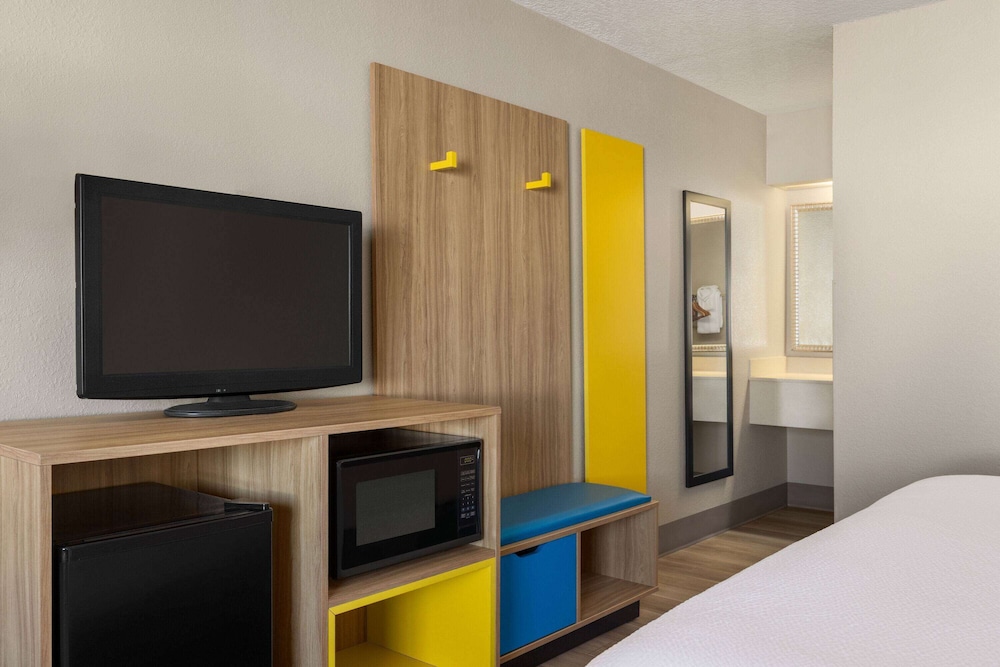 Deluxe Room, 2 Queen Beds, Smoking - Photo 2