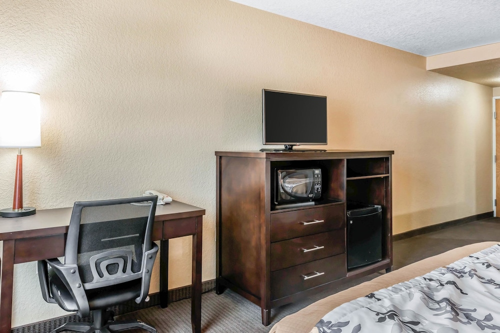 Standard Room, 2 Queen Beds, Non Smoking - Photo 7