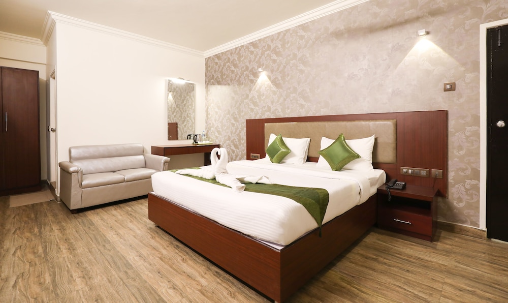 Premium Room, 1 King Bed, Smoking photo 1