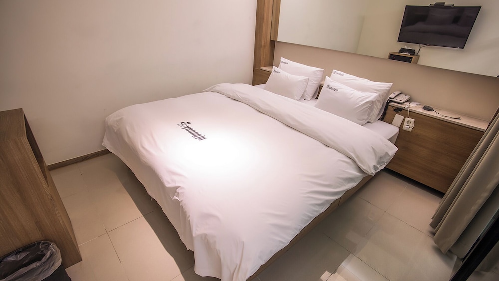 Royal Twin Room, City View