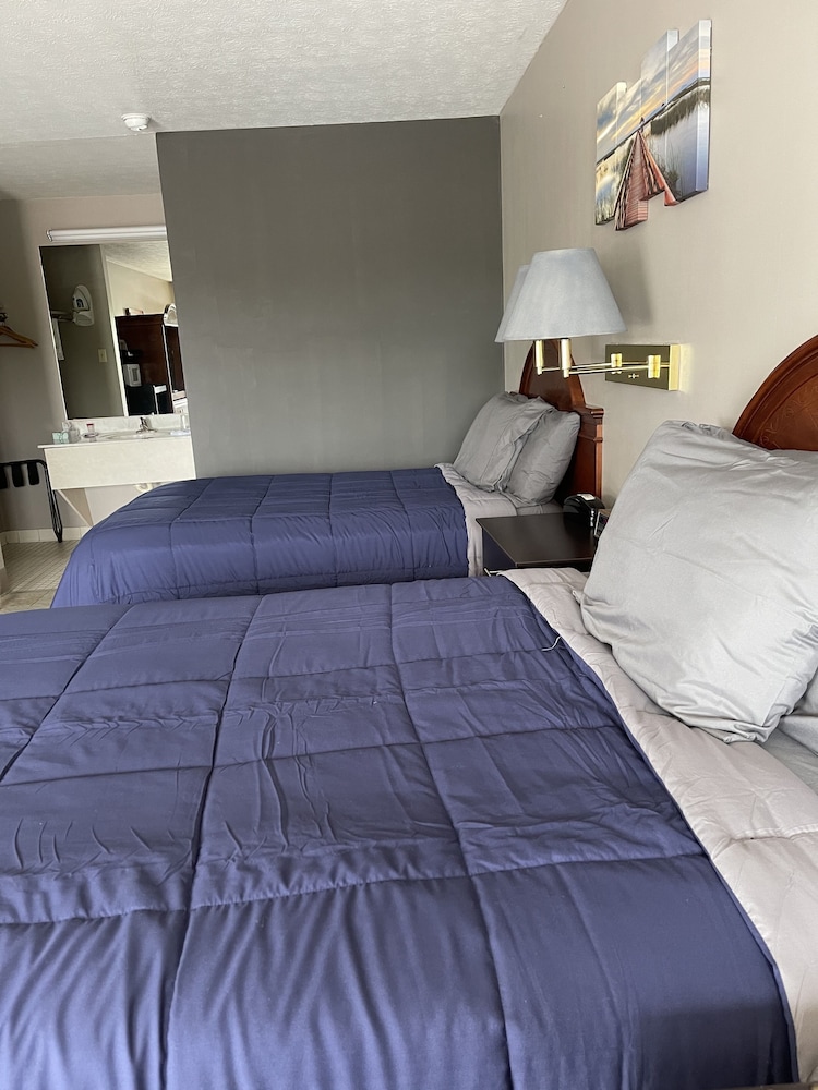 Basic Double Room, 2 Double Beds, Non Smoking, Pool View photo 1