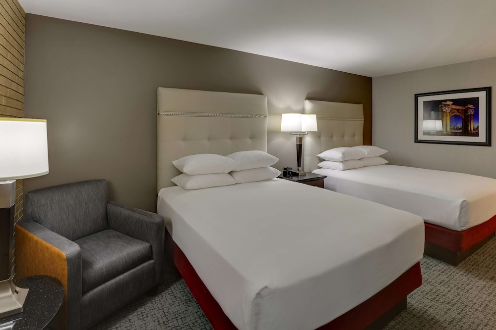 Suite, 2 Queen Beds, Refrigerator & Microwave (2 Rooms, Sofabed) photo 3