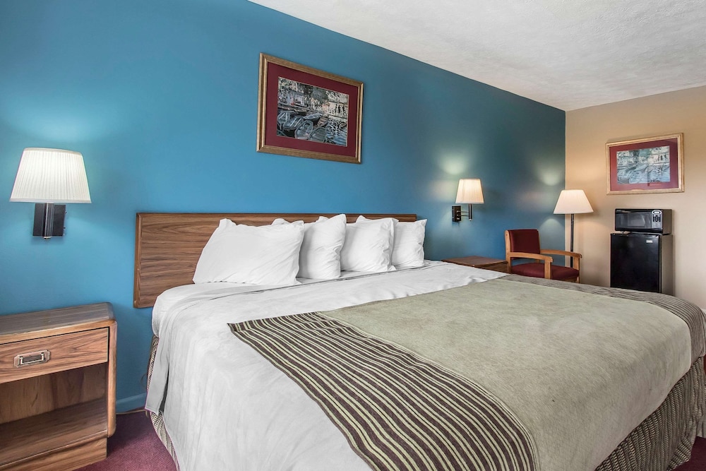 Standard Room, 1 King Bed, Non Smoking - Photo 6