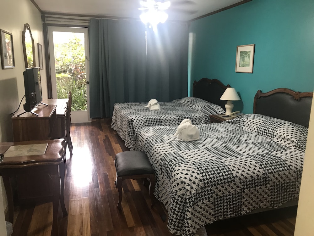Superior Single Room, 2 Queen Beds, Patio, Garden View photo 1