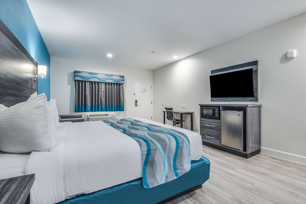 Room, 1 King Bed, Smoking - Photo 4