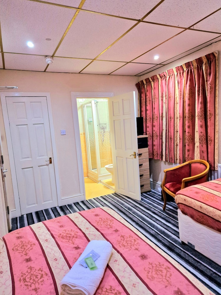 Standard Double or Twin Room, Ensuite - Photo 5