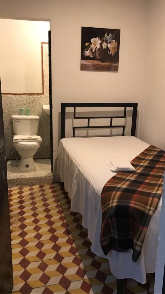Basic Single Room, 1 Twin Bed, Non Smoking, Private Bathroom photo 2