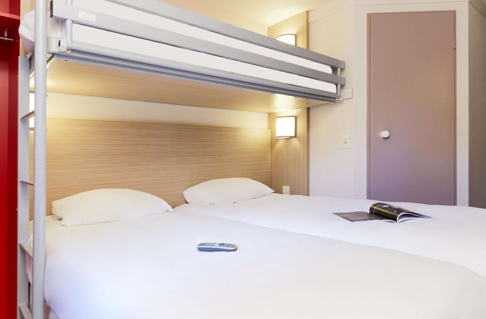 Standard Room, 3 Twin Beds - Photo 11