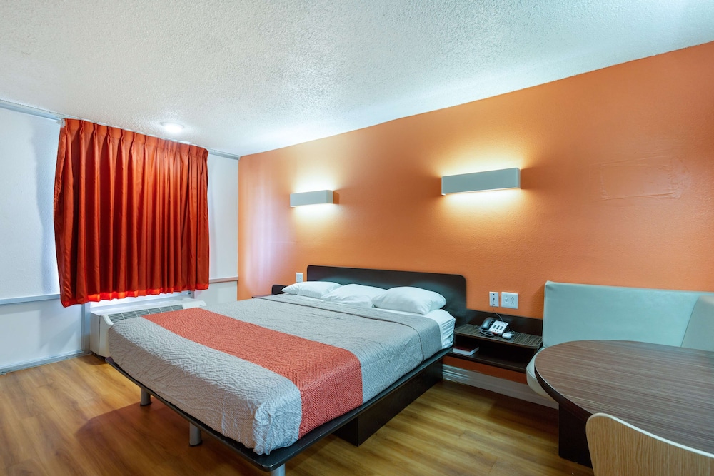 Deluxe Room, 1 King Bed, Smoking, Refrigerator & Microwave - Photo 1