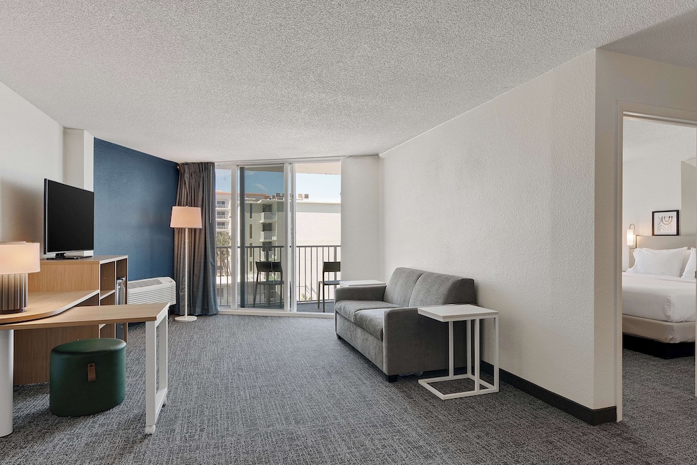 Suite, 1 King Bed - Photo 2