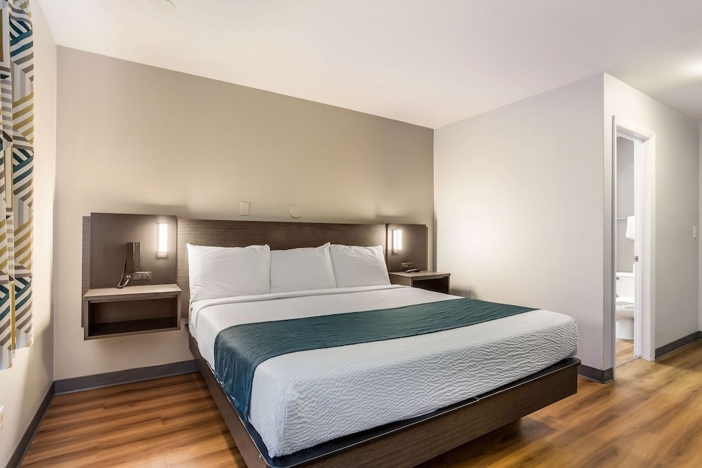 Deluxe Room, 1 King Bed, Non Smoking photo 2