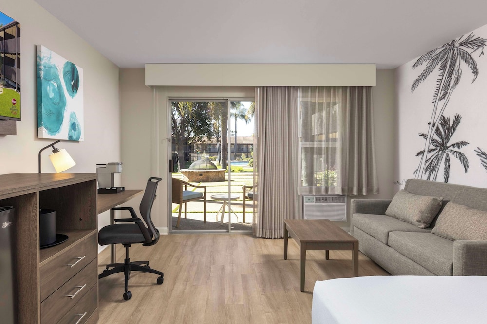 Standard Room, 1 King Bed, Non Smoking (Larger Room) photo 3