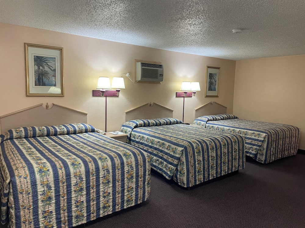 Deluxe Suite, Non Smoking (3 Queen Beds) photo 2