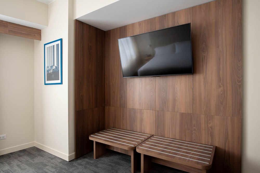 Junior Suite, 1 King Bed, City View - Photo 2