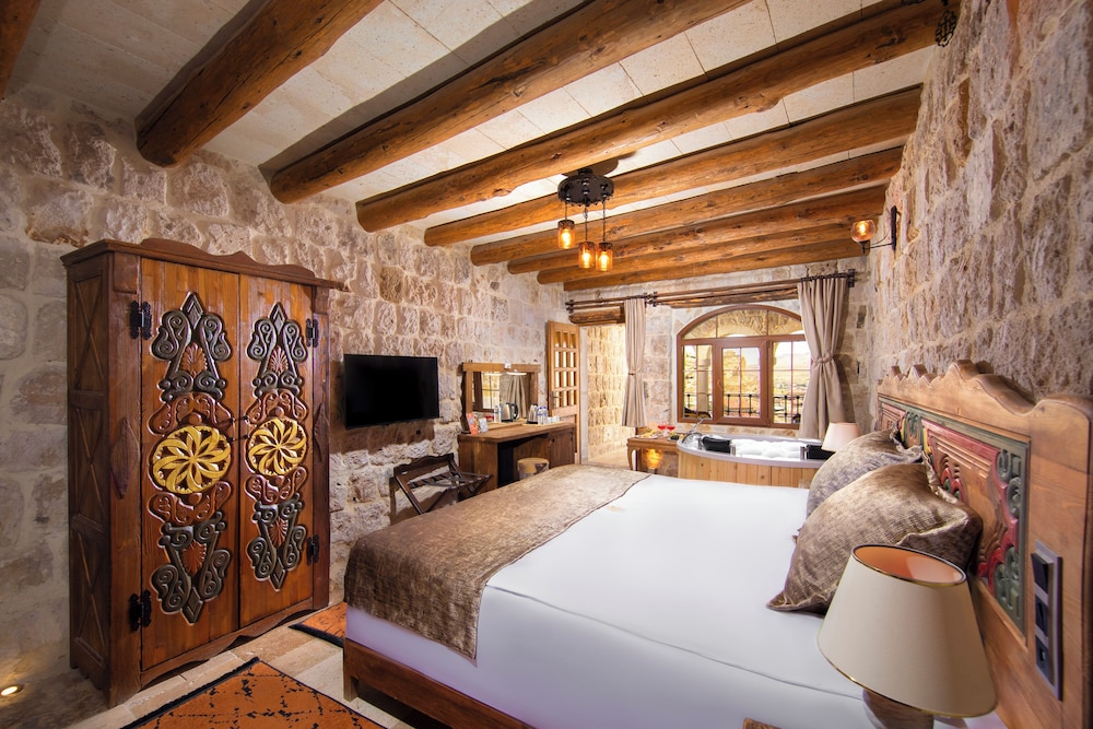 Honeymoon Room, Terrace, City View - Photo 6