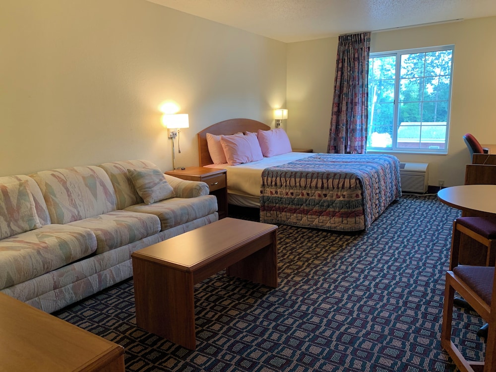 Suite, 1 King Bed with Sofa bed photo 2