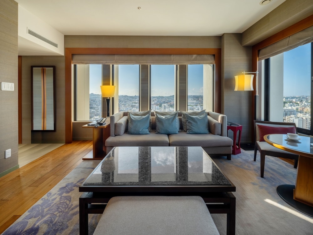 Suite, 1 King Bed (Regency) photo 2